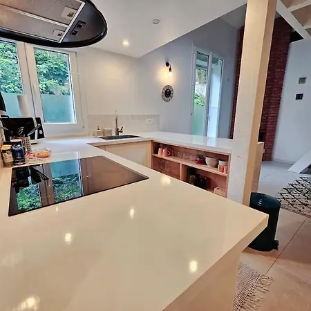 Cute Tiny House Close To Paris 아파트 *